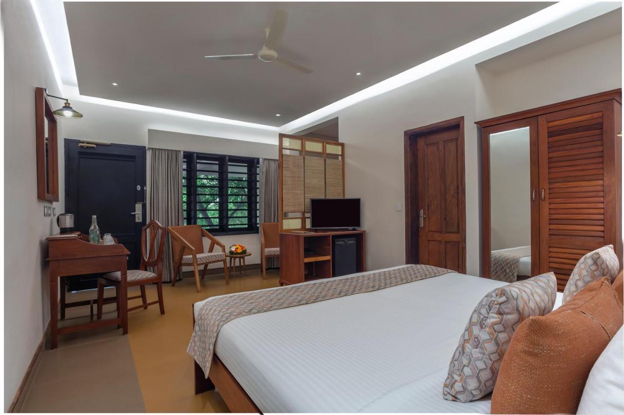 Estuary Sarovar Premiere Poovar Island Exterior photo