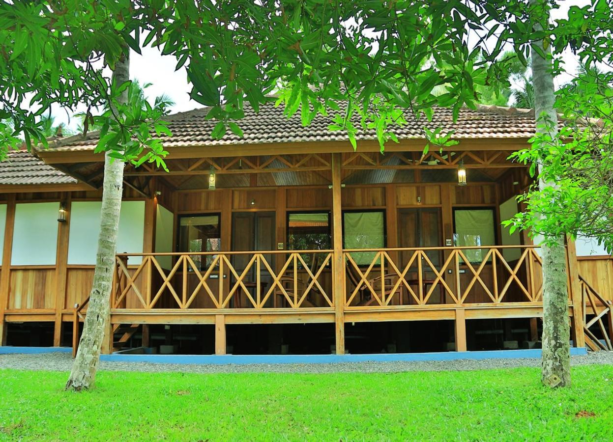 Estuary Sarovar Premiere Poovar Island Exterior photo