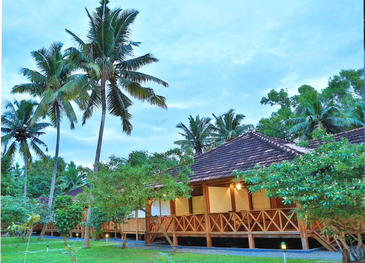 Estuary Sarovar Premiere Poovar Island Exterior photo