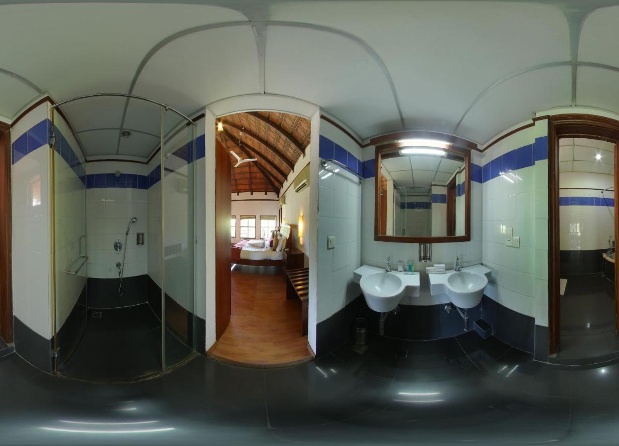 Estuary Sarovar Premiere Poovar Island Exterior photo