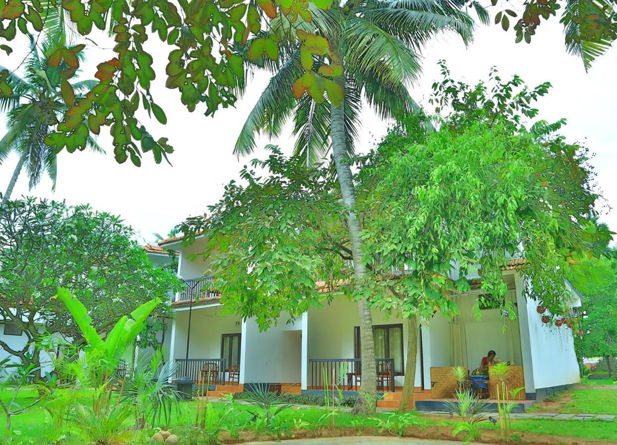 Estuary Sarovar Premiere Poovar Island Exterior photo