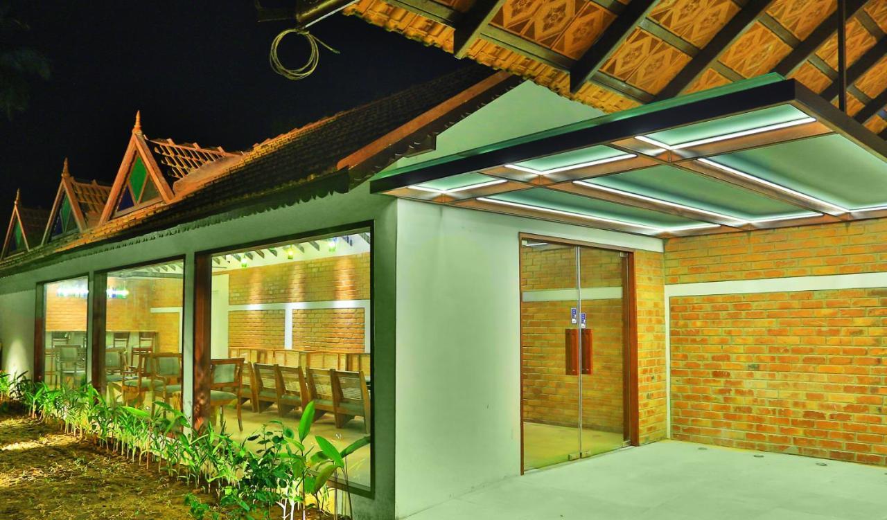 Estuary Sarovar Premiere Poovar Island Exterior photo