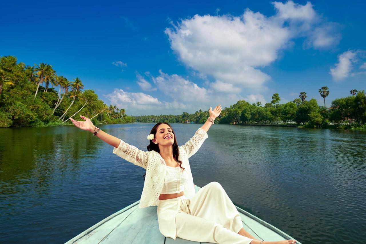 Estuary Sarovar Premiere Poovar Island Exterior photo